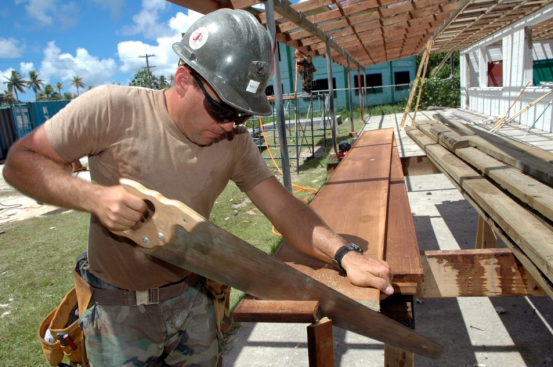 menuisier-ST SAUVEUR SUR TINEE-min_worker_construction_building_carpenter_male_job_build_helmet-893290